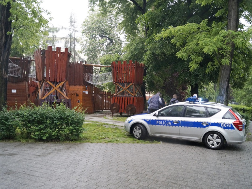 Siwy dym! Wagary dzieci na...placu zabaw. Konieczna była interwencja policji