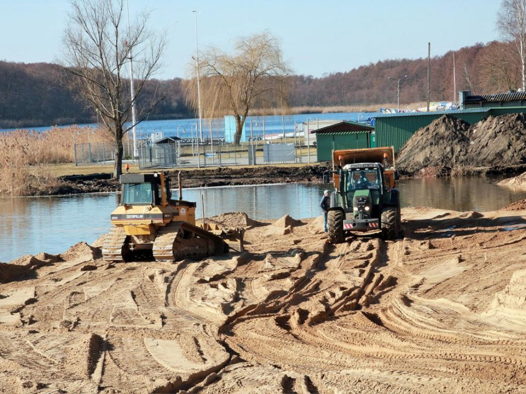 Prace przy sławskiej plaży idą szybciej niż zakłada harmonogram. Podglądamy budowę...