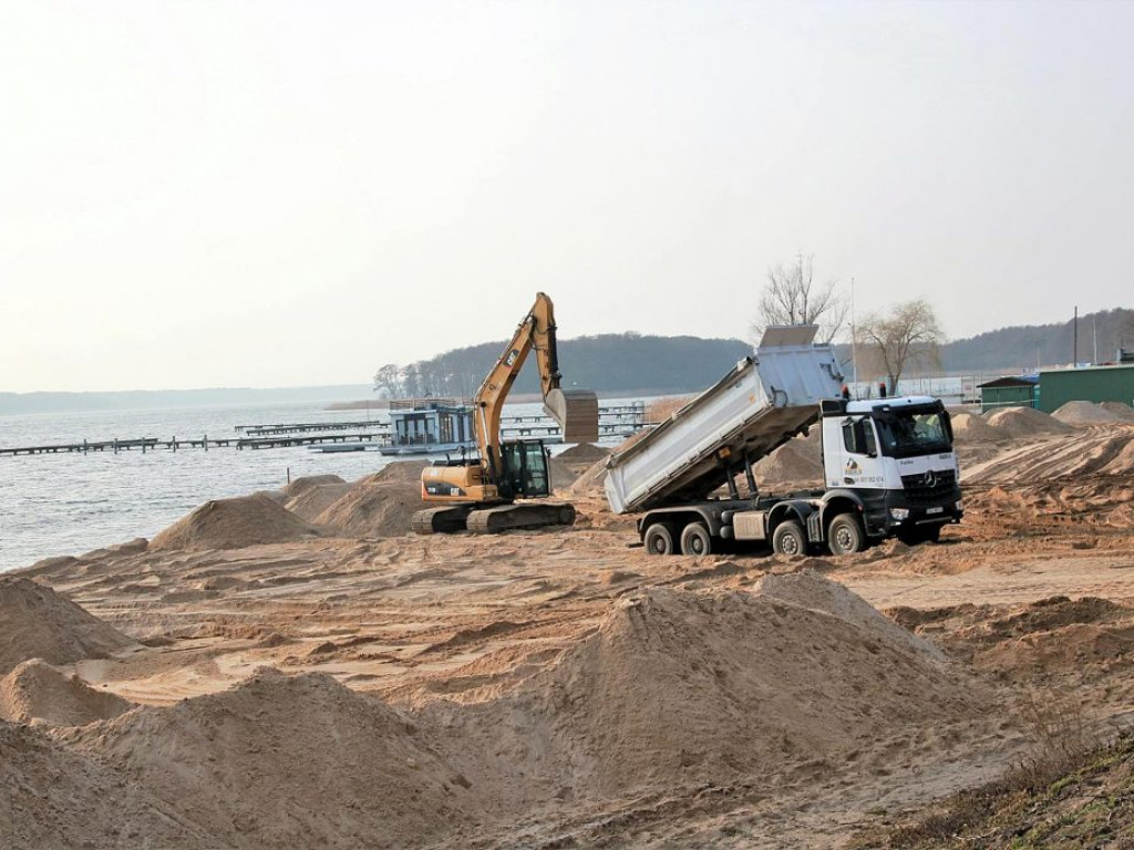 Prace przy sławskiej plaży idą szybciej niż zakłada harmonogram. Podglądamy budowę...
