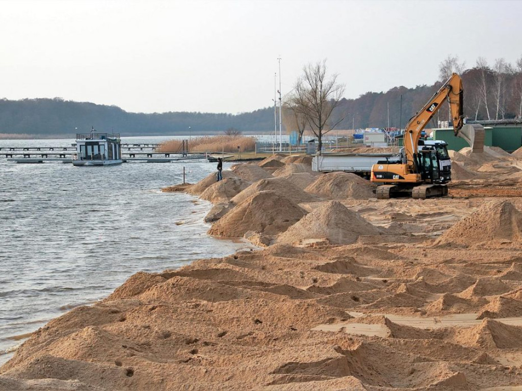 Prace przy sławskiej plaży idą szybciej niż zakłada harmonogram. Podglądamy budowę...