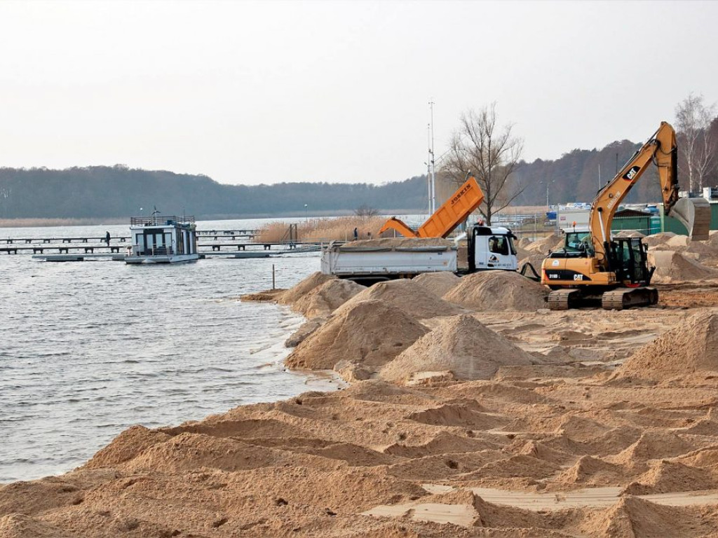 Prace przy sławskiej plaży idą szybciej niż zakłada harmonogram. Podglądamy budowę...