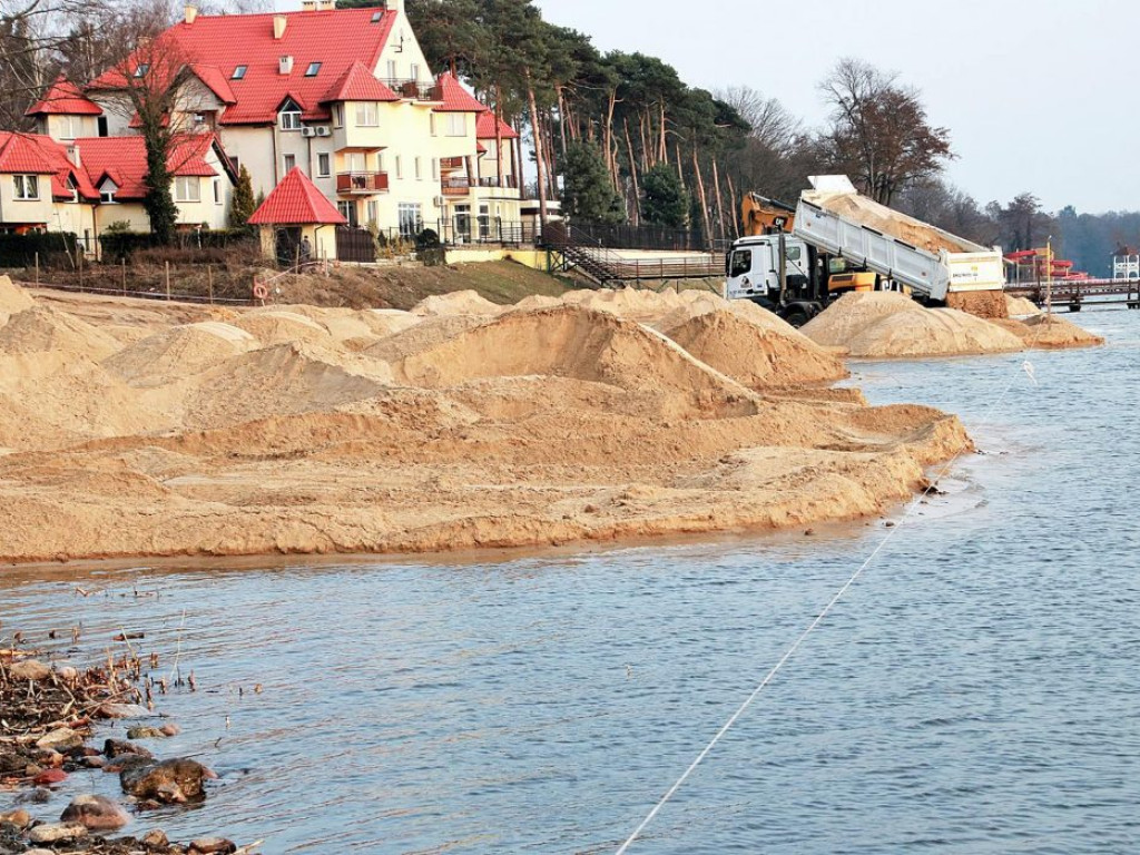Prace przy sławskiej plaży idą szybciej niż zakłada harmonogram. Podglądamy budowę...