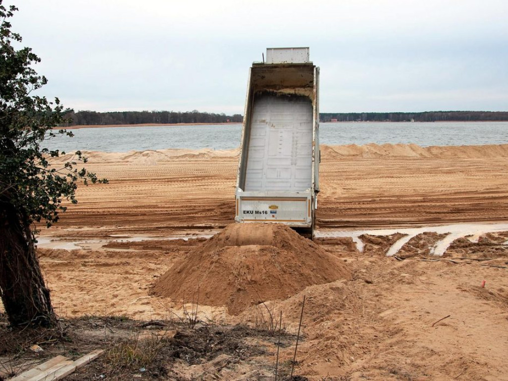 Prace przy sławskiej plaży idą szybciej niż zakłada harmonogram. Podglądamy budowę...