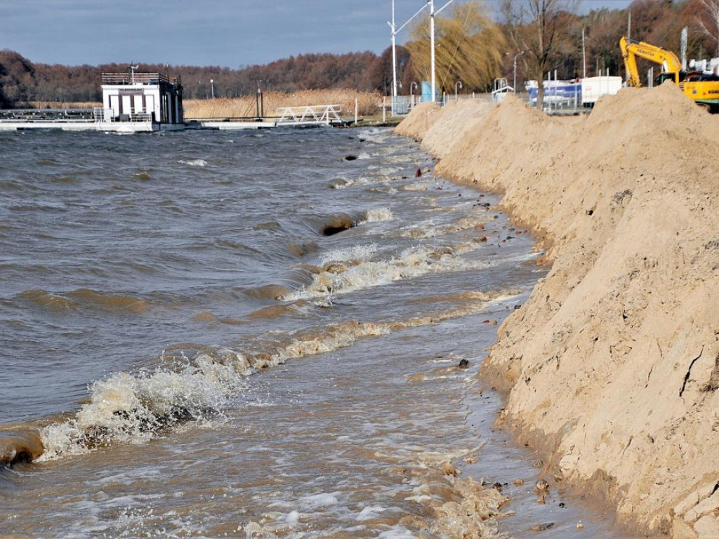 Prace przy sławskiej plaży idą szybciej niż zakłada harmonogram. Podglądamy budowę...