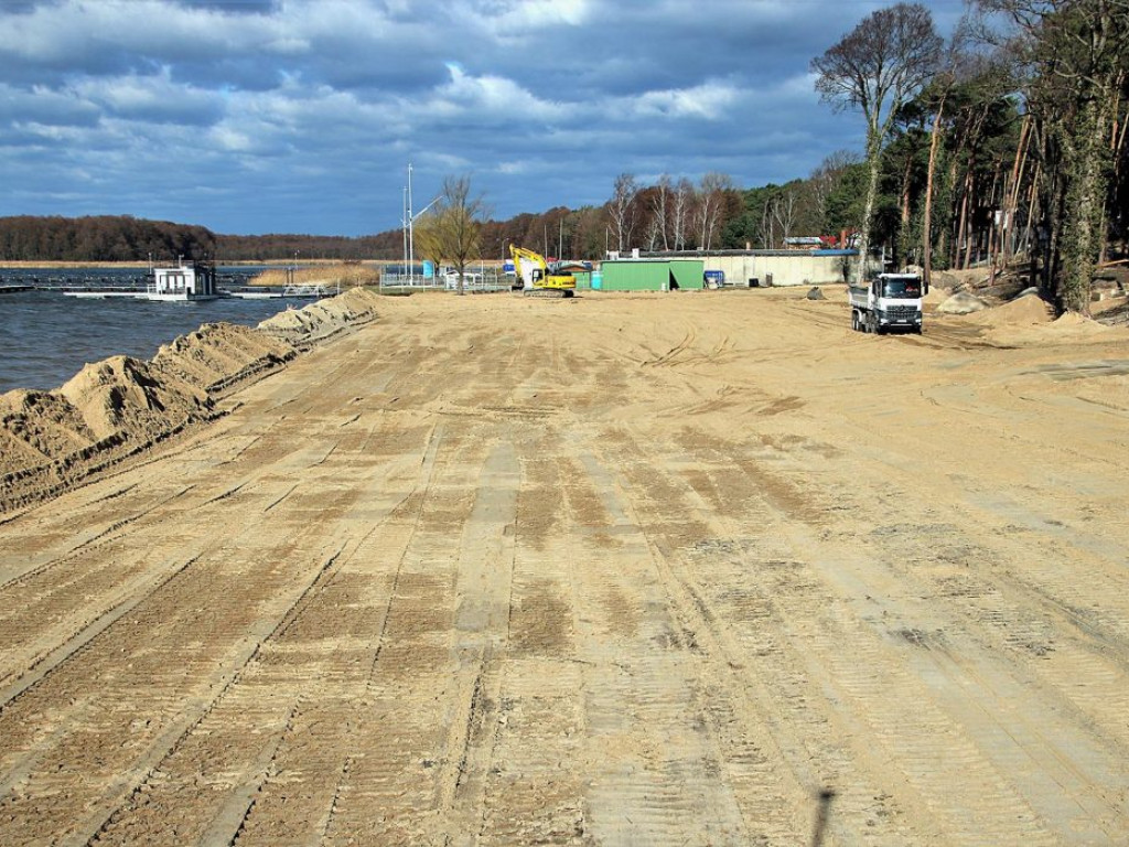 Prace przy sławskiej plaży idą szybciej niż zakłada harmonogram. Podglądamy budowę...