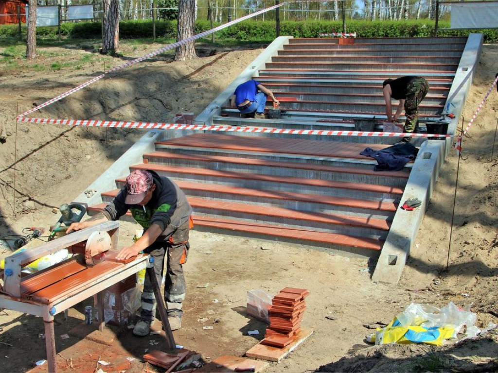 Prace przy sławskiej plaży idą szybciej niż zakłada harmonogram. Podglądamy budowę...