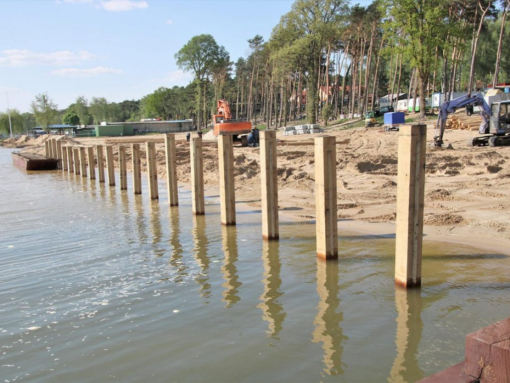 Prace przy sławskiej plaży idą szybciej niż zakłada harmonogram. Podglądamy budowę...
