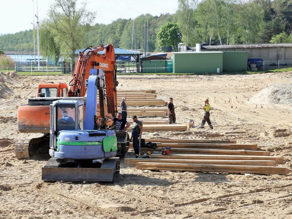 Prace przy sławskiej plaży idą szybciej niż zakłada harmonogram. Podglądamy budowę...