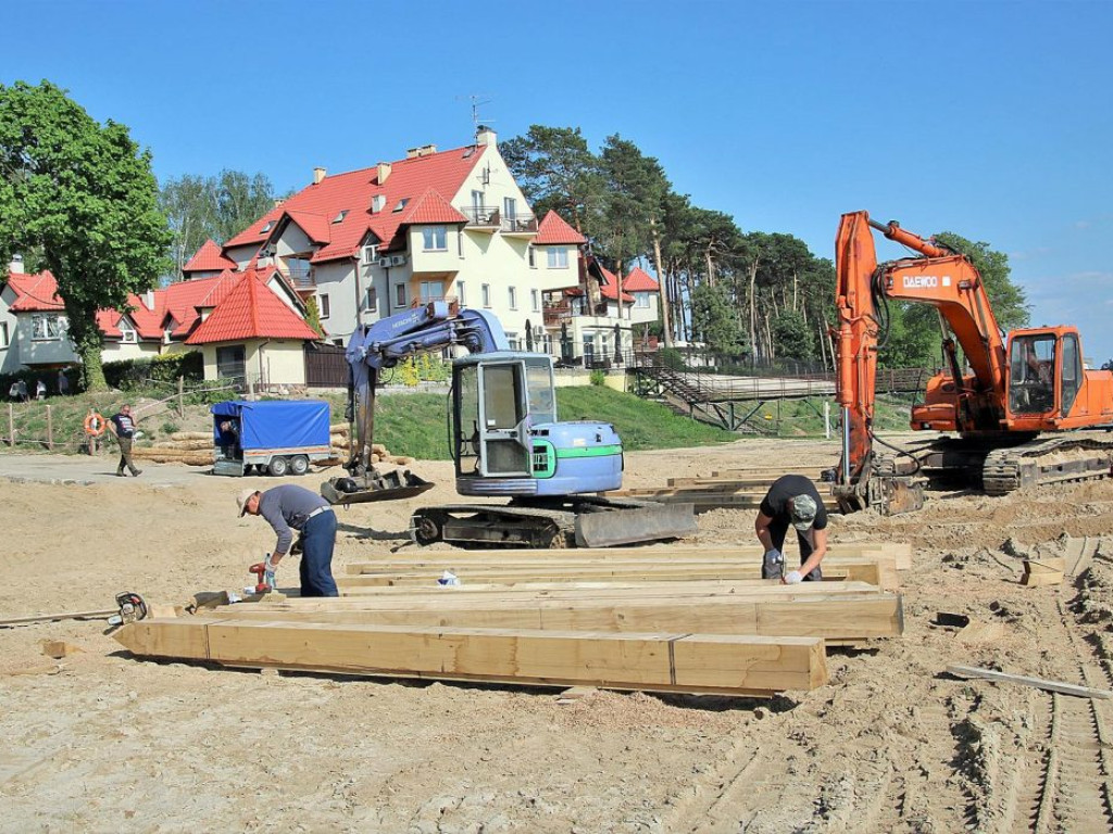 Prace przy sławskiej plaży idą szybciej niż zakłada harmonogram. Podglądamy budowę...