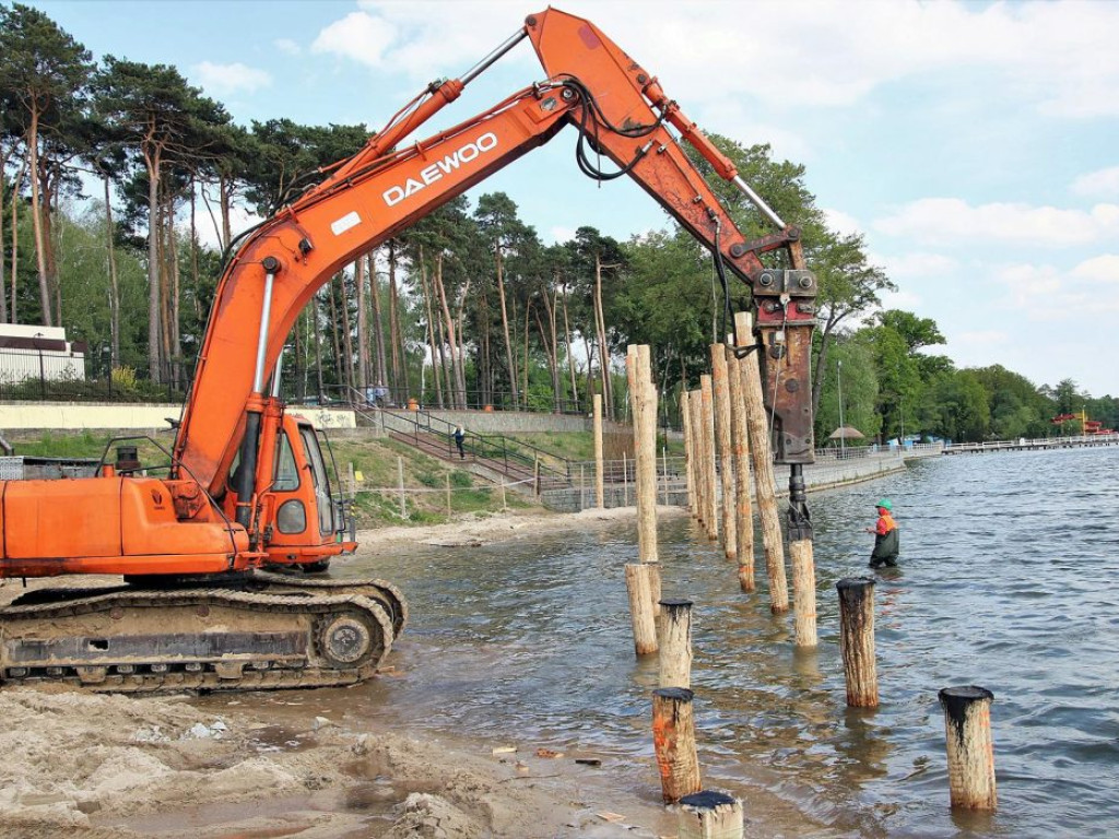 Prace przy sławskiej plaży idą szybciej niż zakłada harmonogram. Podglądamy budowę...