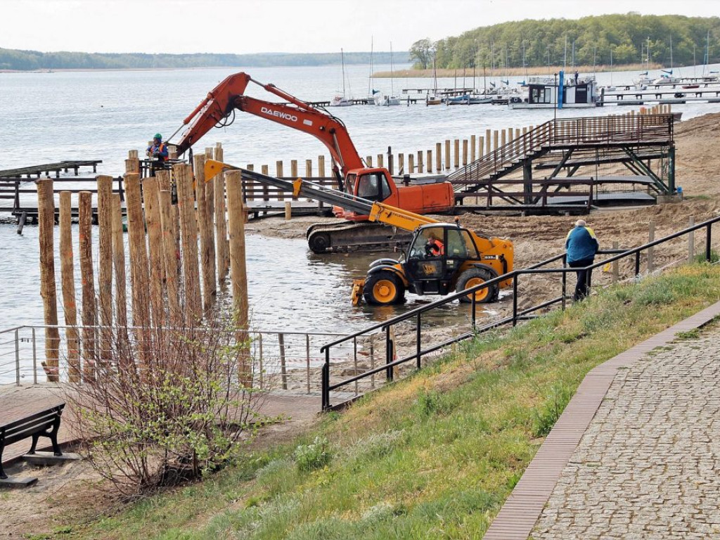 Prace przy sławskiej plaży idą szybciej niż zakłada harmonogram. Podglądamy budowę...