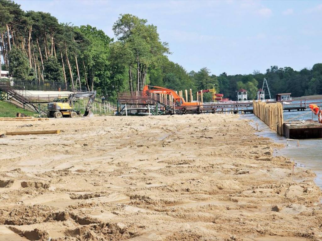 Prace przy sławskiej plaży idą szybciej niż zakłada harmonogram. Podglądamy budowę...