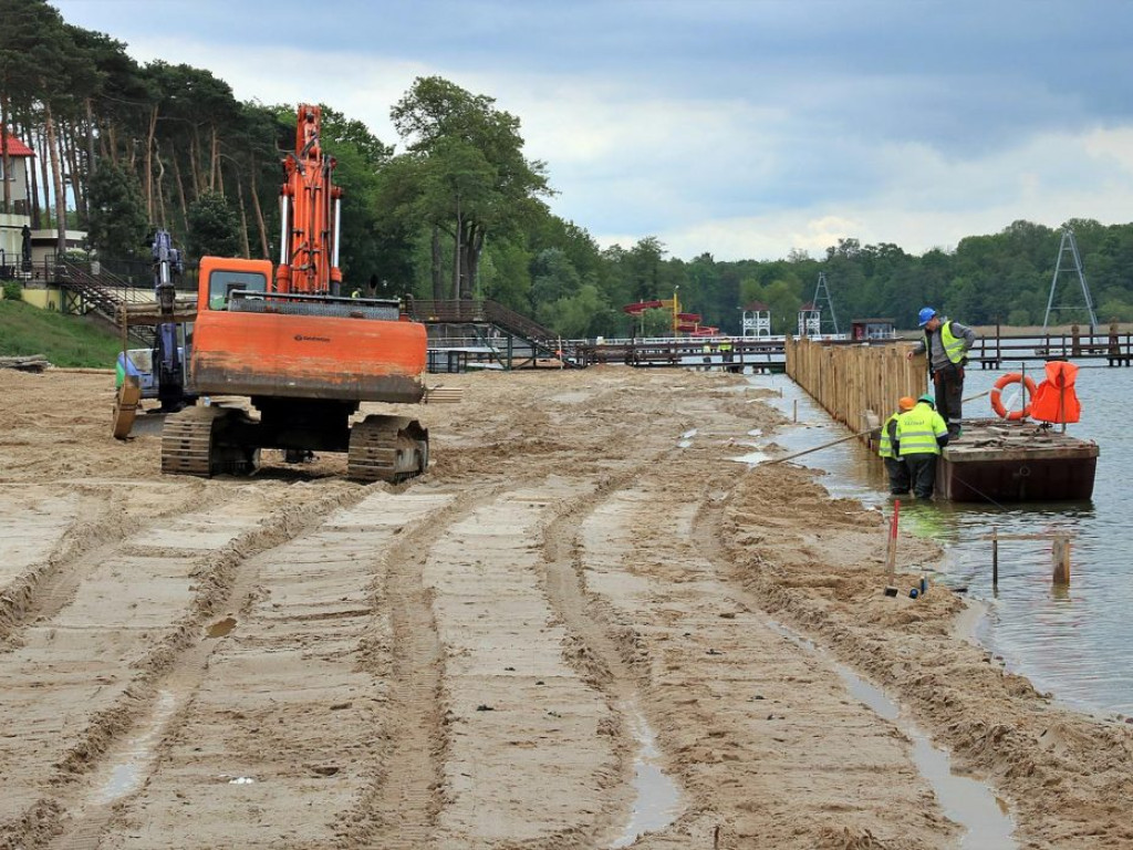 Prace przy sławskiej plaży idą szybciej niż zakłada harmonogram. Podglądamy budowę...