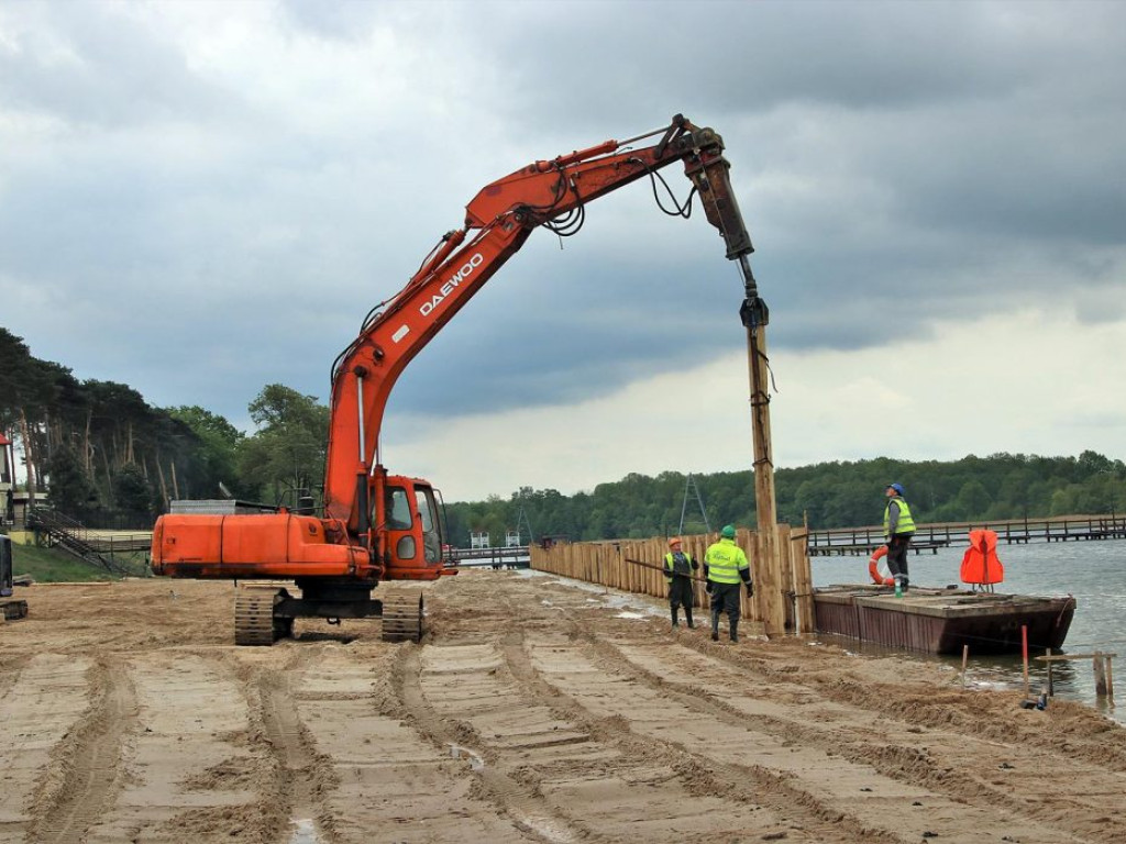 Prace przy sławskiej plaży idą szybciej niż zakłada harmonogram. Podglądamy budowę...