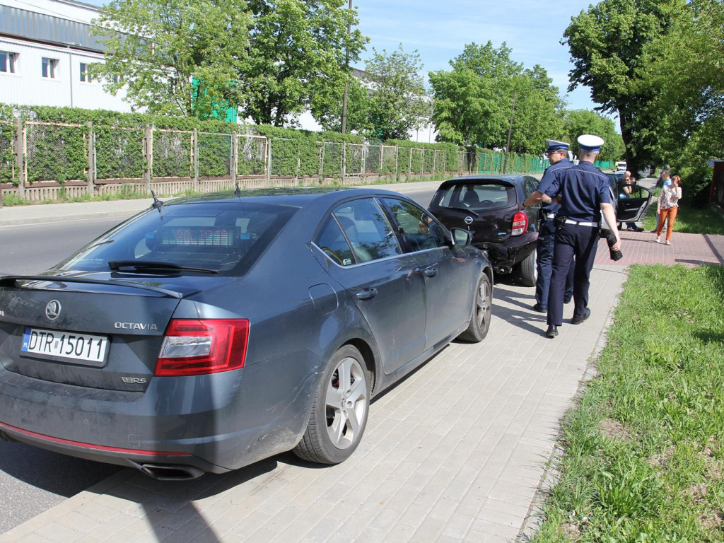 Stłuczka na Rudnowskiej. Wystarczyła chwilka nieuwagi przy wypuszczaniu autobusu z zatoczki