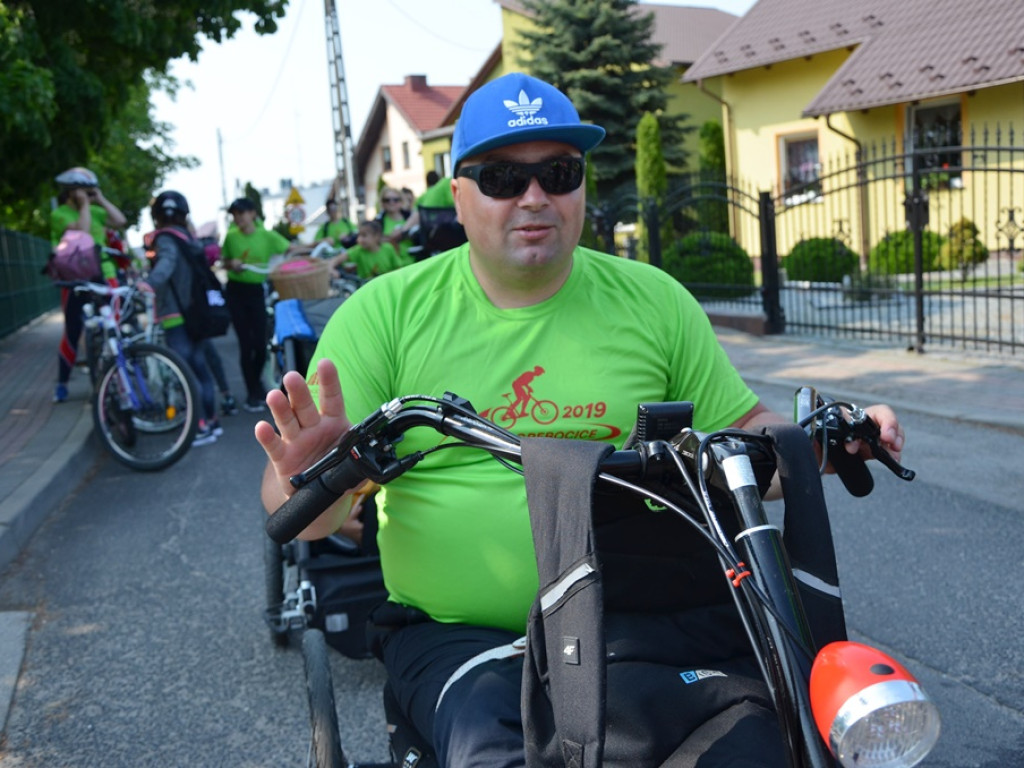 W Grębocicach na rowerach pojechały całe rodziny! Prawie 1110 osób na starcie Słonecznego Peletonu