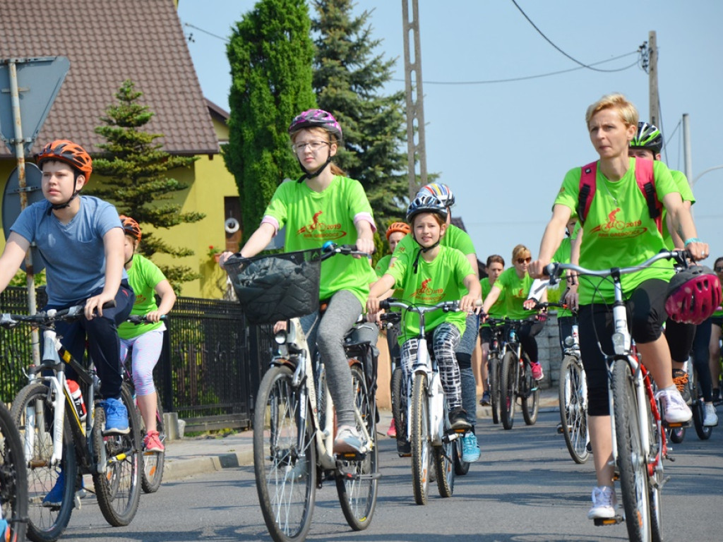 W Grębocicach na rowerach pojechały całe rodziny! Prawie 1110 osób na starcie Słonecznego Peletonu