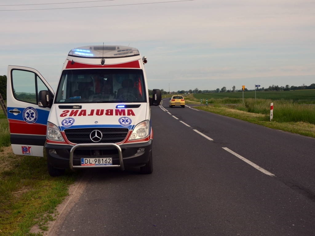 Motocyklista uderzył w tył mercedesa i przeleciał przez samochód. Jest w szpitalu