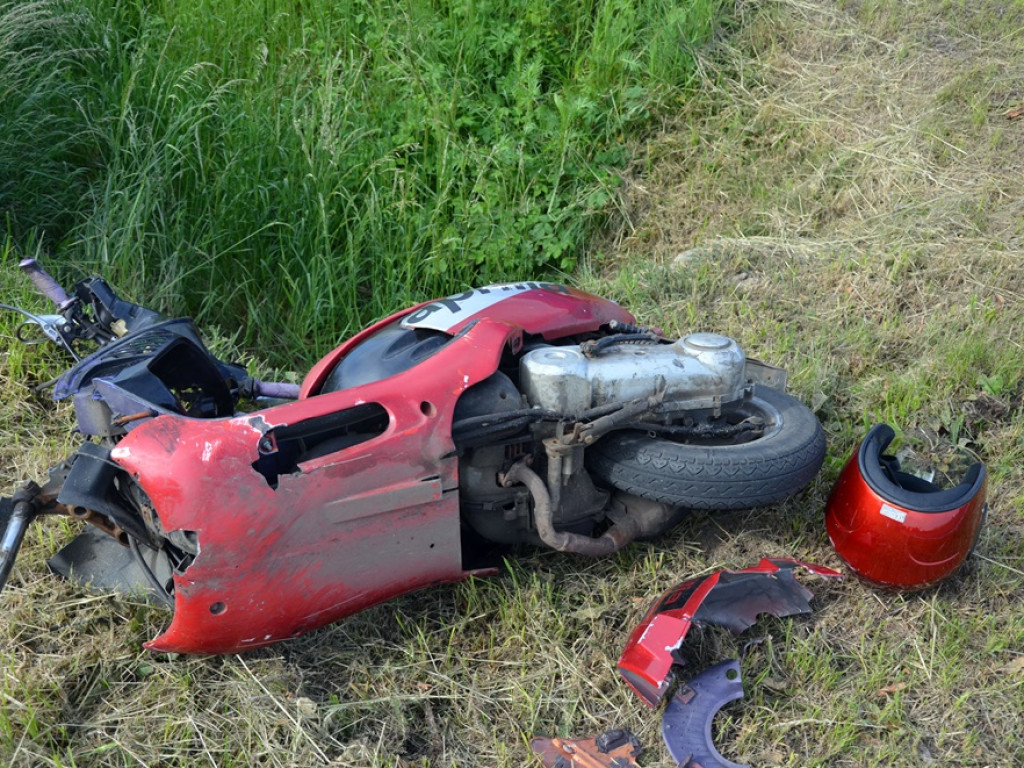 Motocyklista uderzył w tył mercedesa i przeleciał przez samochód. Jest w szpitalu