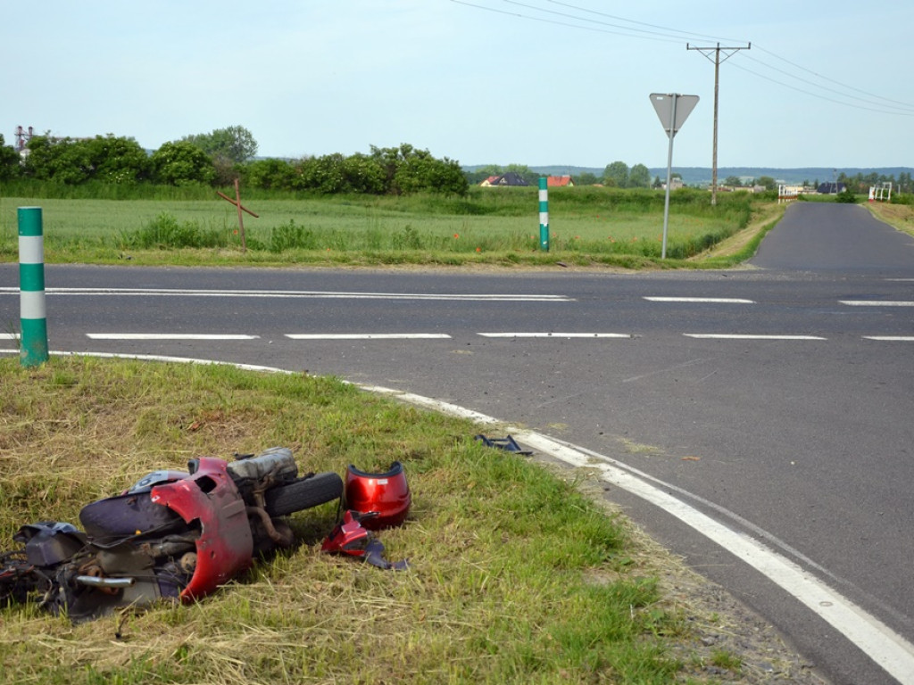 Motocyklista uderzył w tył mercedesa i przeleciał przez samochód. Jest w szpitalu