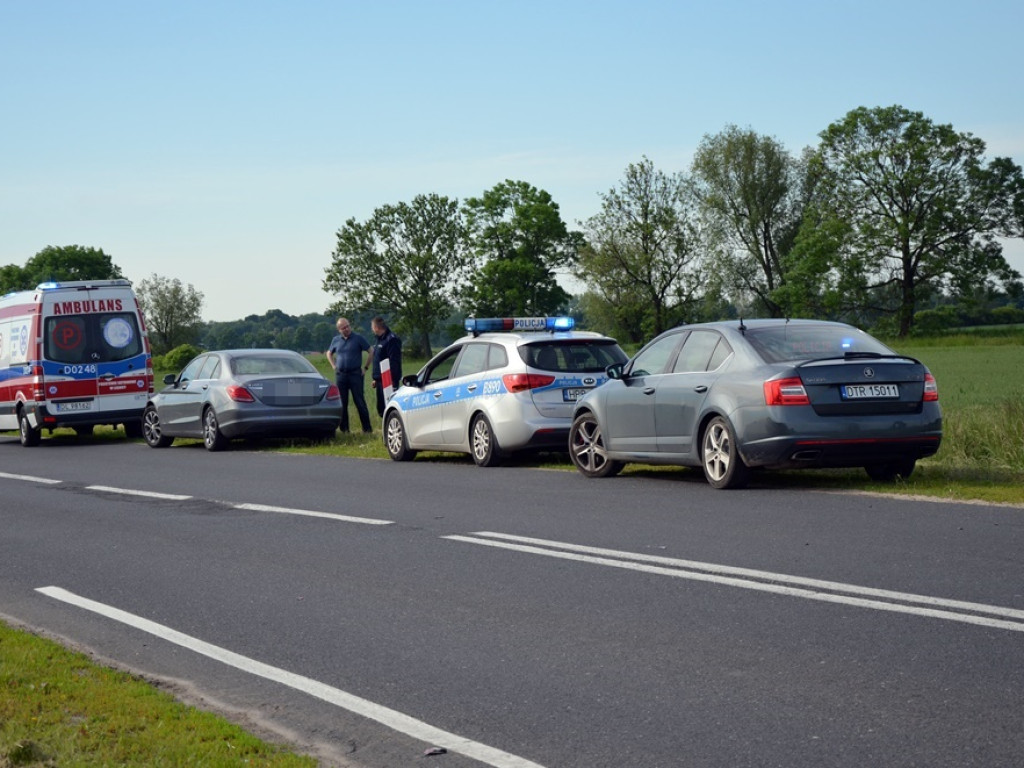 Motocyklista uderzył w tył mercedesa i przeleciał przez samochód. Jest w szpitalu