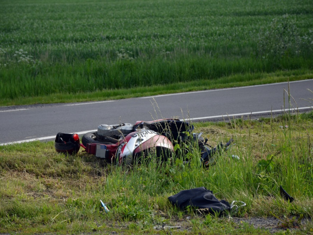Motocyklista uderzył w tył mercedesa i przeleciał przez samochód. Jest w szpitalu