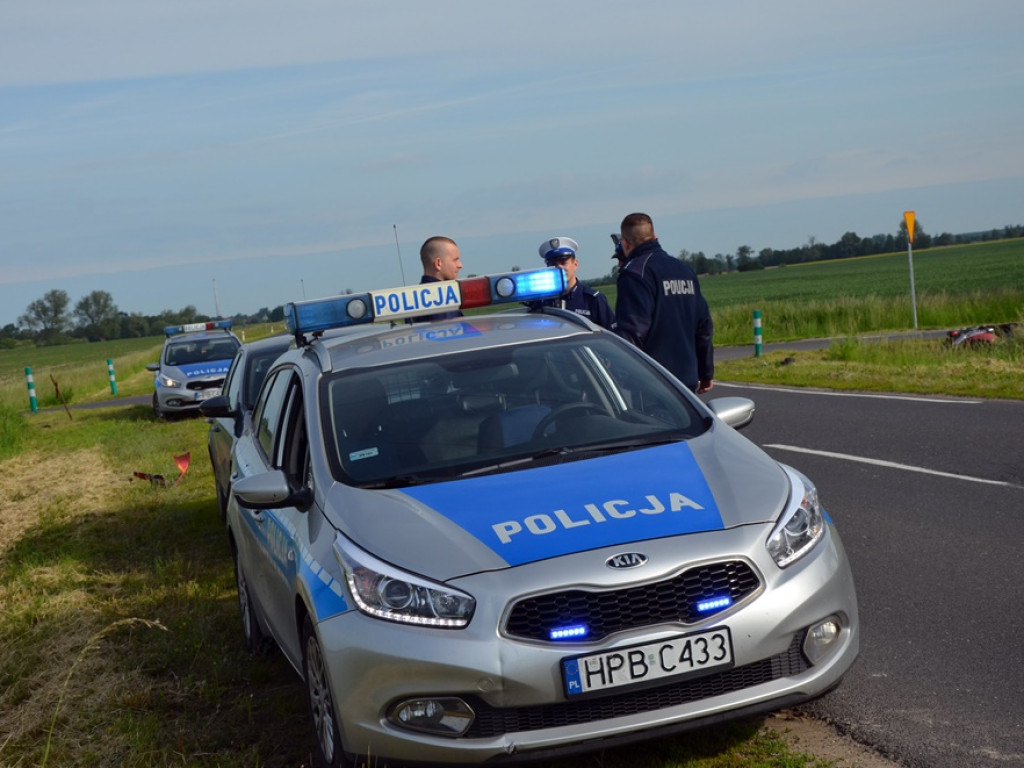 Motocyklista uderzył w tył mercedesa i przeleciał przez samochód. Jest w szpitalu