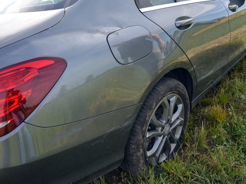 Motocyklista uderzył w tył mercedesa i przeleciał przez samochód. Jest w szpitalu