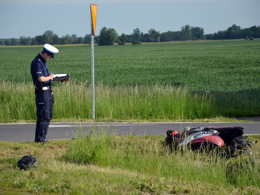 Motocyklista uderzył w tył mercedesa i przeleciał przez samochód. Jest w szpitalu