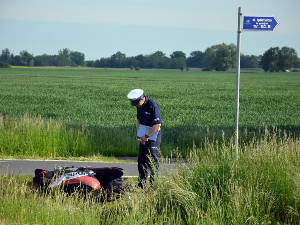 Motocyklista uderzył w tył mercedesa i przeleciał przez samochód. Jest w szpitalu
