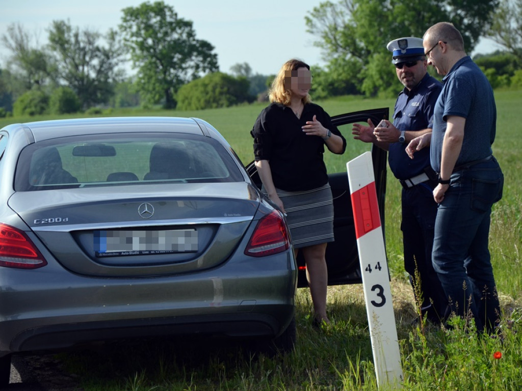 Motocyklista uderzył w tył mercedesa i przeleciał przez samochód. Jest w szpitalu