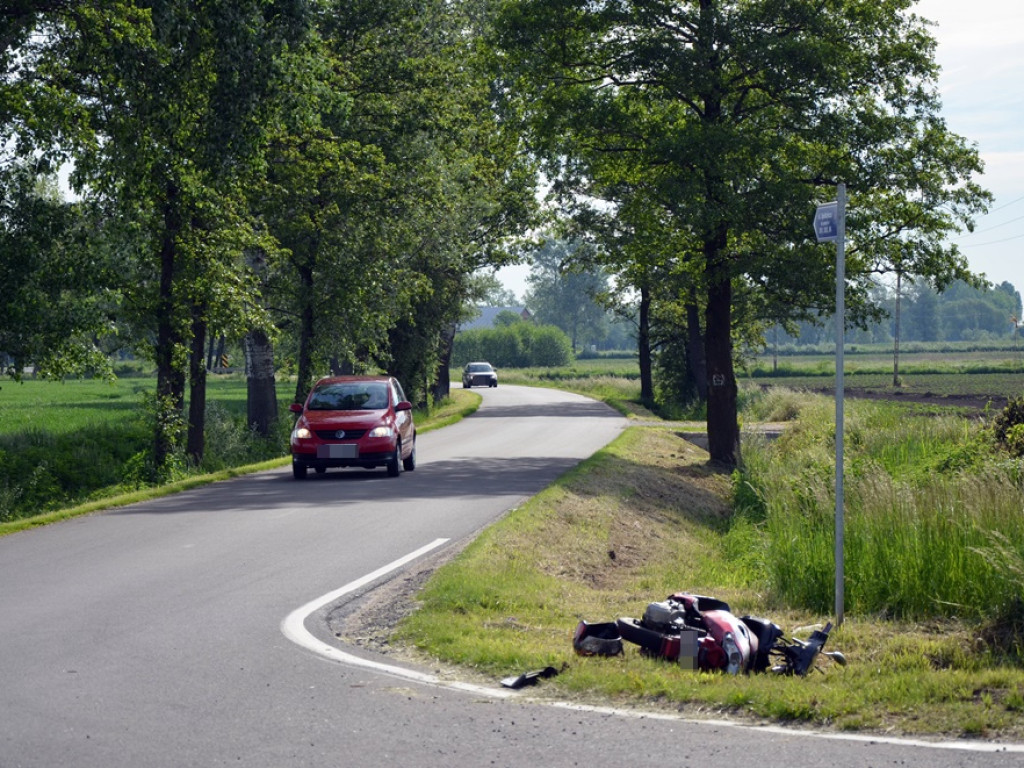 Motocyklista uderzył w tył mercedesa i przeleciał przez samochód. Jest w szpitalu