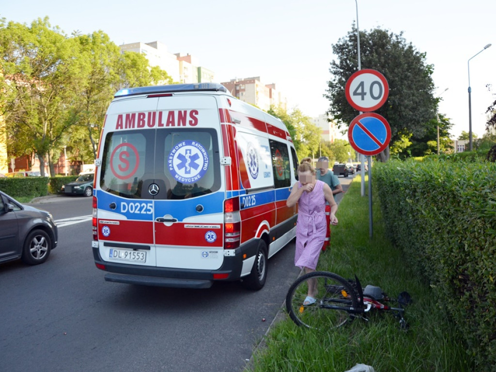 Rowerzysta potrącony na pasach dla pieszych na ulicy Gwiaździstej
