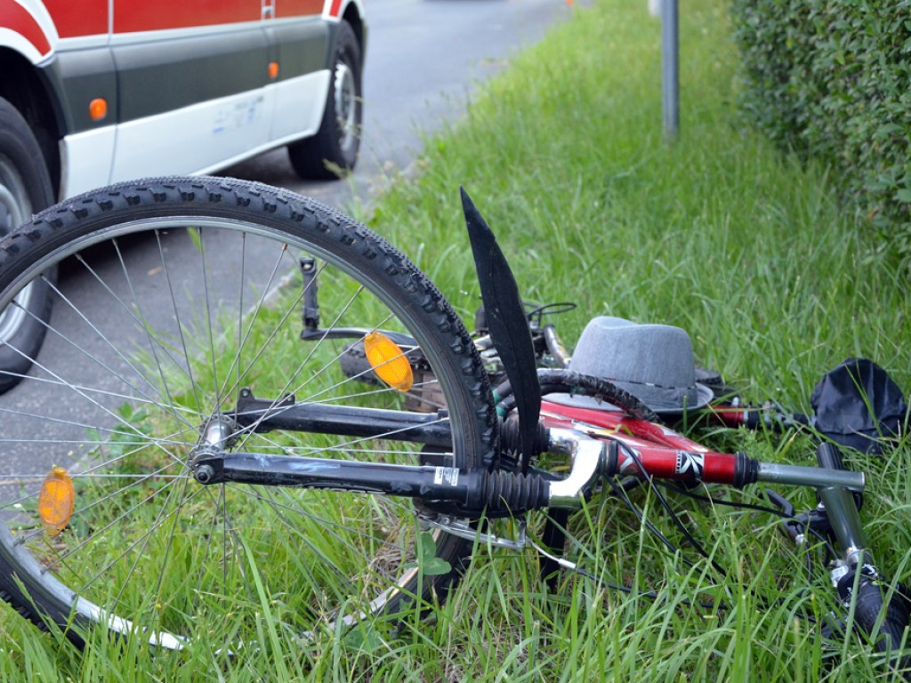 Rowerzysta potrącony na pasach dla pieszych na ulicy Gwiaździstej