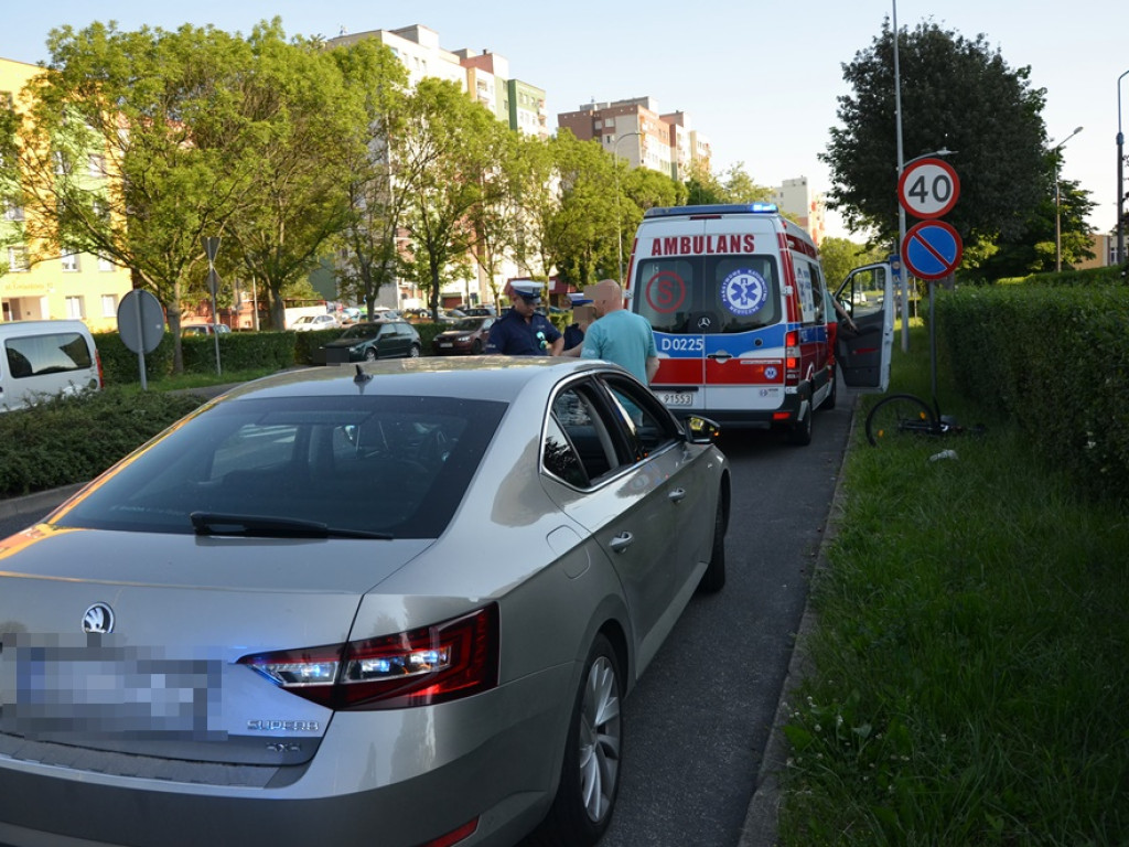 Rowerzysta potrącony na pasach dla pieszych na ulicy Gwiaździstej