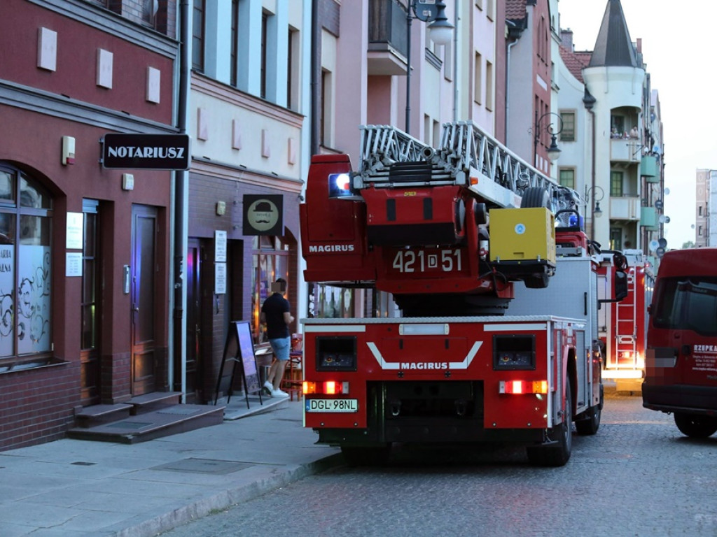 Dziecko zamknęło matkę na balkonie. Aby uwolnić kobietę trzeba było wybić szybę w oknie