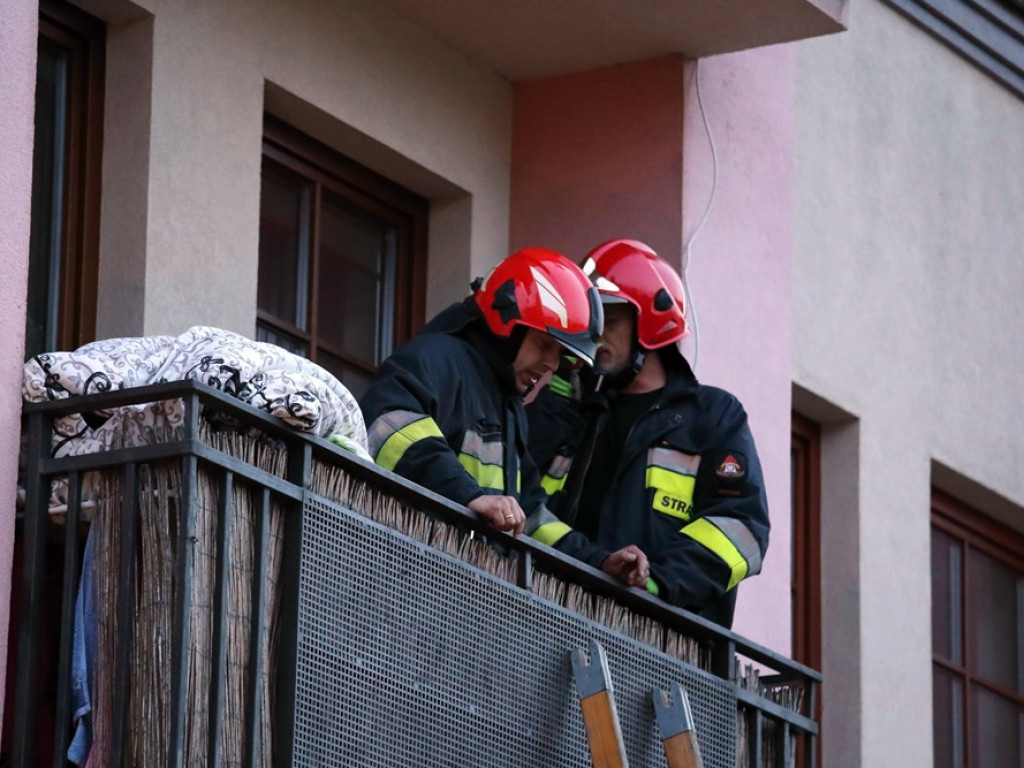 Dziecko zamknęło matkę na balkonie. Aby uwolnić kobietę trzeba było wybić szybę w oknie