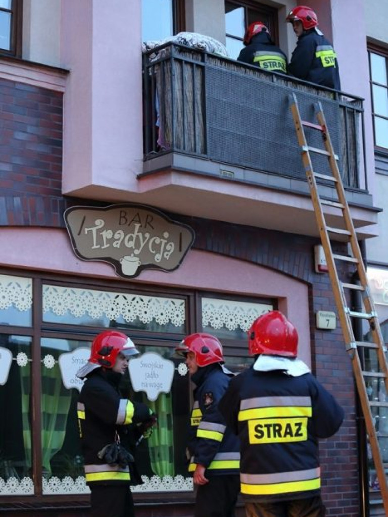 Dziecko zamknęło matkę na balkonie. Aby uwolnić kobietę trzeba było wybić szybę w oknie