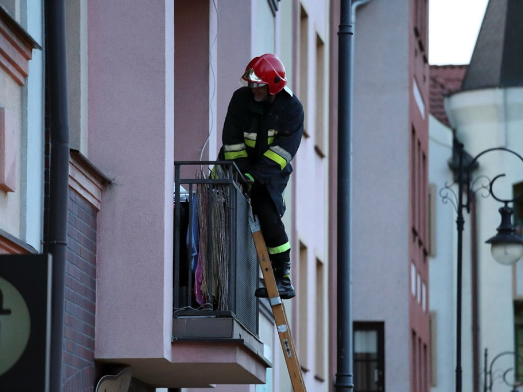 Dziecko zamknęło matkę na balkonie. Aby uwolnić kobietę trzeba było wybić szybę w oknie