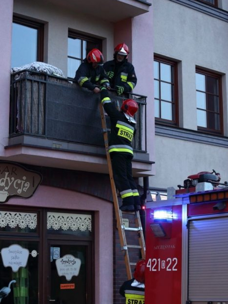 Dziecko zamknęło matkę na balkonie. Aby uwolnić kobietę trzeba było wybić szybę w oknie