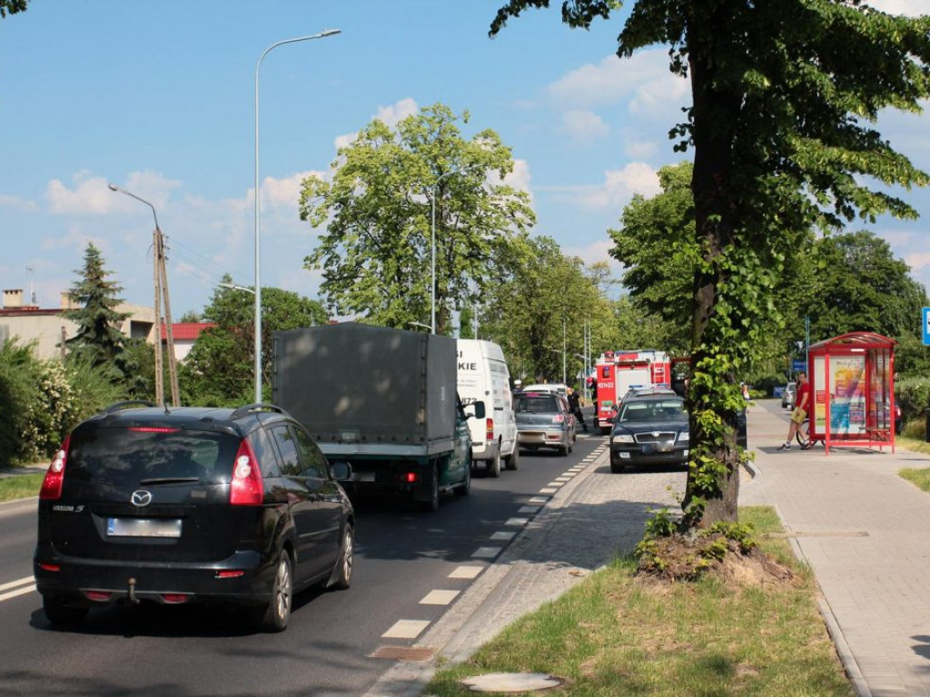 Nie zdążyła wyhamować i bęc. Stłuczka na Rudnowskiej