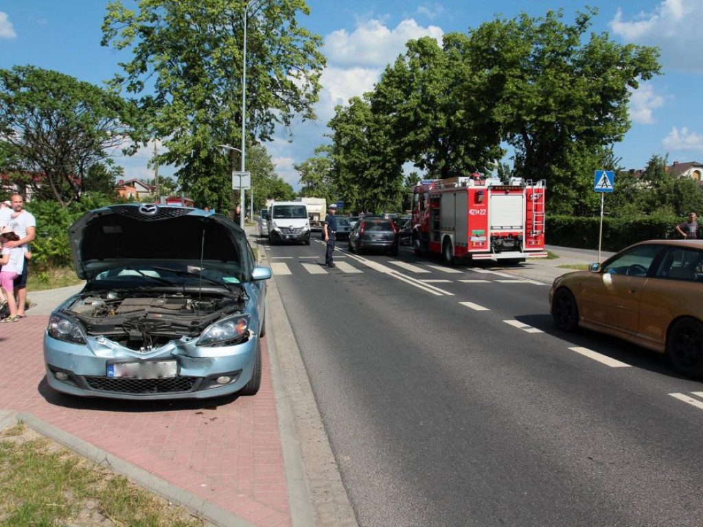 Nie zdążyła wyhamować i bęc. Stłuczka na Rudnowskiej