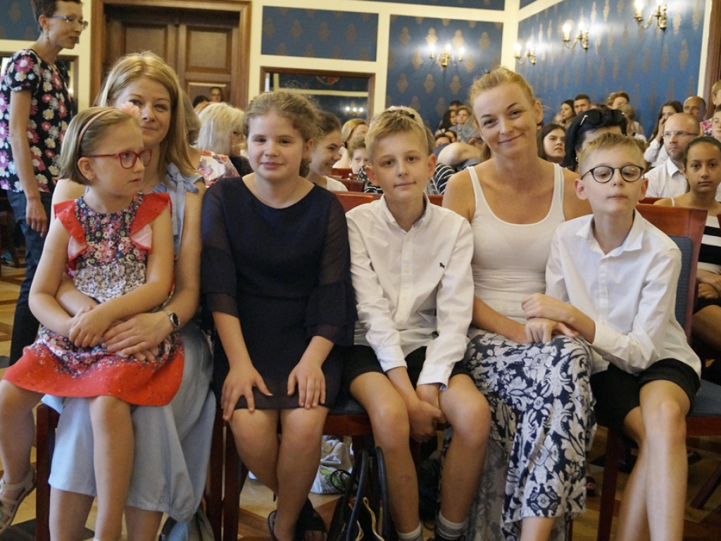 Najzdolniejsi młodzi głogowianie dostali stypendia za wyniki w nauce, ale nie tylko