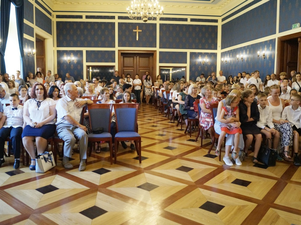 Najzdolniejsi młodzi głogowianie dostali stypendia za wyniki w nauce, ale nie tylko