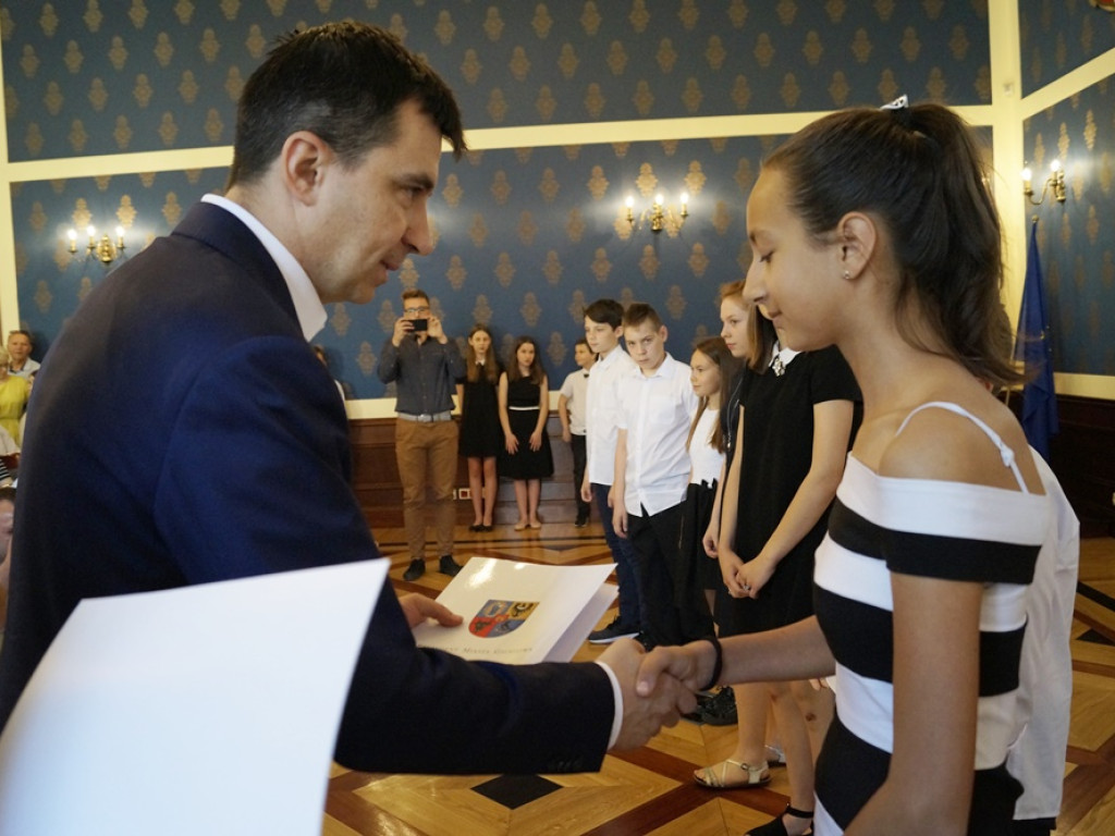 Najzdolniejsi młodzi głogowianie dostali stypendia za wyniki w nauce, ale nie tylko
