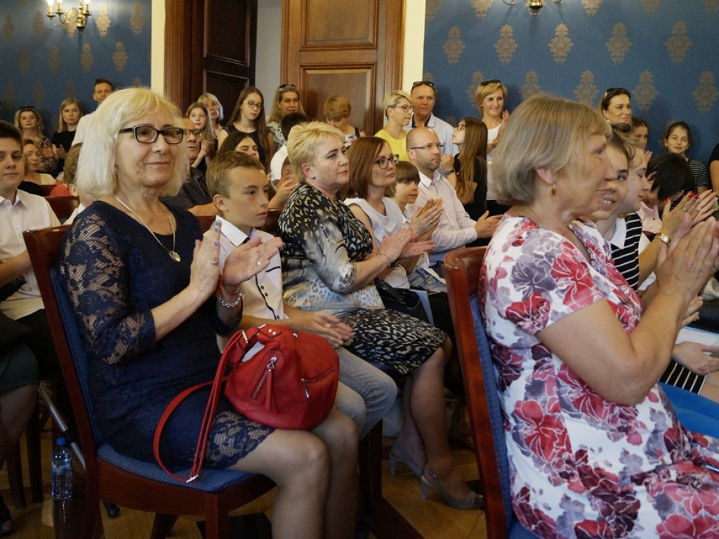 Najzdolniejsi młodzi głogowianie dostali stypendia za wyniki w nauce, ale nie tylko