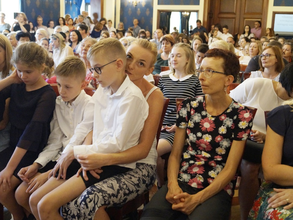 Najzdolniejsi młodzi głogowianie dostali stypendia za wyniki w nauce, ale nie tylko