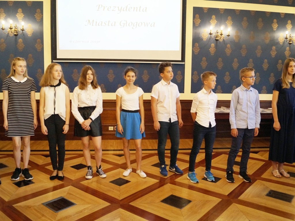 Najzdolniejsi młodzi głogowianie dostali stypendia za wyniki w nauce, ale nie tylko