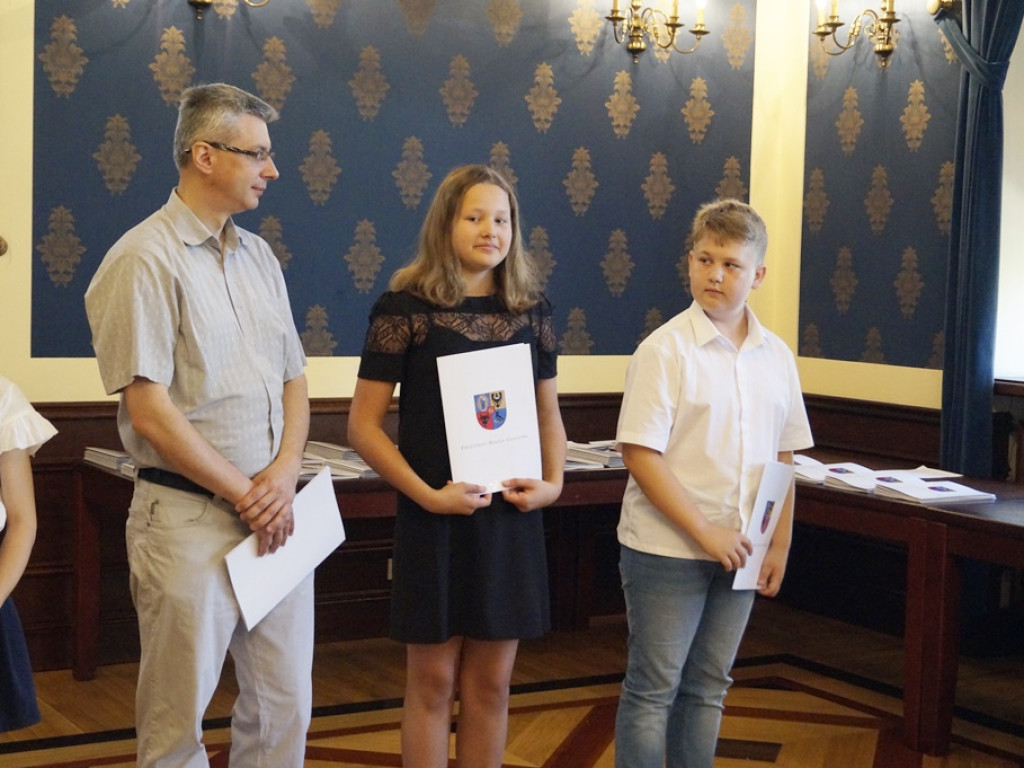 Najzdolniejsi młodzi głogowianie dostali stypendia za wyniki w nauce, ale nie tylko