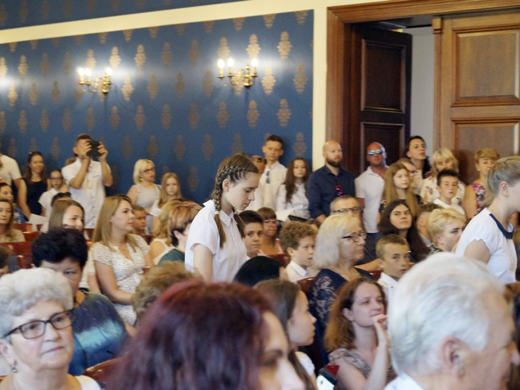 Najzdolniejsi młodzi głogowianie dostali stypendia za wyniki w nauce, ale nie tylko